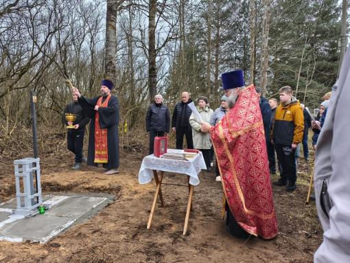 В Себежском районе прошло освящение установки поклонного креста на месте сожжённого фашистами храма