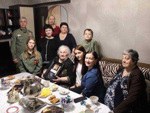 Найденный в Дновском районе медальон красноармейца получила его дочь в Самарской области