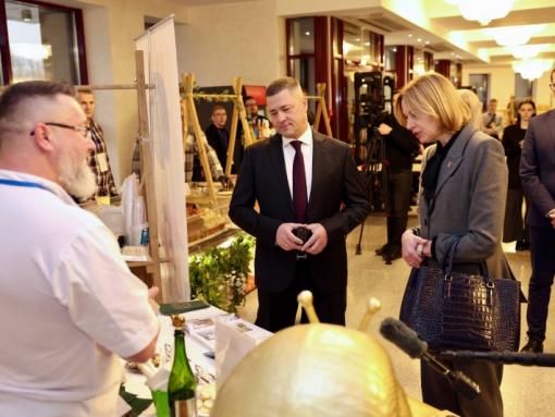 Михаил Ведерников и Наталья Петкевич на гастроярмарке пообщались с псковскими фермерами