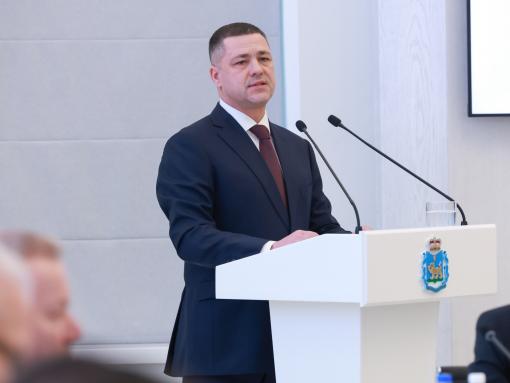 От послания губернатора – к утверждению бюджета. Фоторепортаж с юбилейной сессии