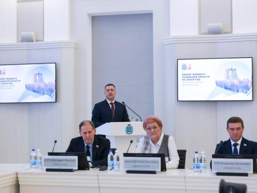 На вопросы депутатов о дорогах, связи и поддержке бизнеса ответил псковский губернатор