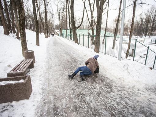 Самые частые травмы во время гололёда назвал псковский врач