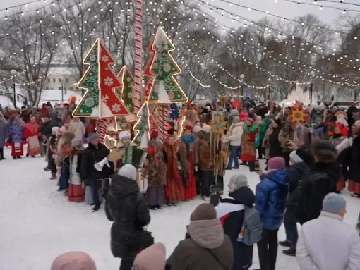 Более 600 артистов со всей Псковской области приняли участие в рождественском шествии