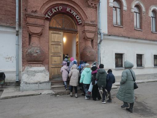 Как детскую импровизацию из зала превращают в элемент спектакля, рассказал артист-кукольник