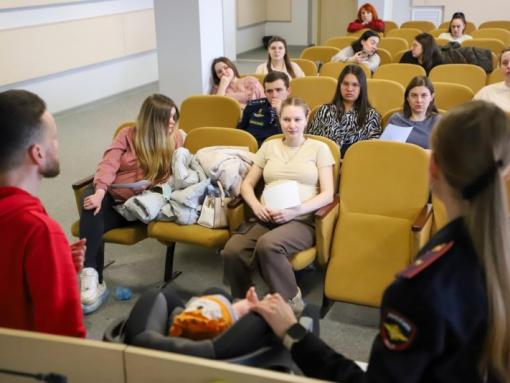 Сотрудники Госавтоинспекции провели тренинг для беременных женщин в Пскове