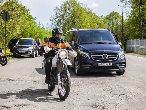 Мотоцикл vs автомобиль: кто кому должен уступать на дороге, объяснили в Госавтоинспекции