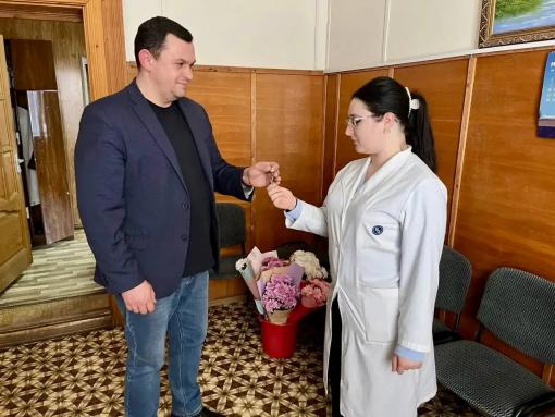 Ключи от служебных квартир вручили молодым врачам в Порховской больнице