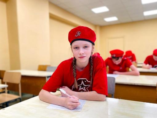 От четвёрки к рекорду: семиклассница из Острова стала лидером «Губернаторского дневника» по числу пятёрок