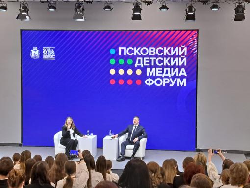 Михаил Ведерников проводит встречу с участниками II Детского медиафорума