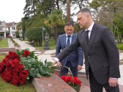 Михаил Ведерников в Абхазии возложил цветы к монументу погибшим в абхазо-грузинском конфликте