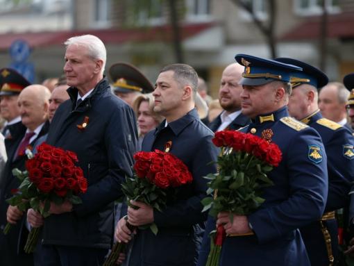 Цветы возложили к Могиле Неизвестного Солдата в Пскове в День Победы