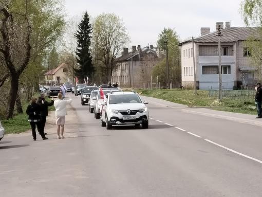 Сотня машин совершила автопробег по местам воинских захоронений в Стругах Красных