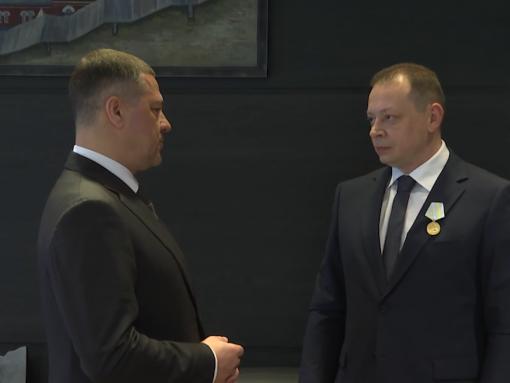 Псковский губернатор наградил главврача областной больницы медалью