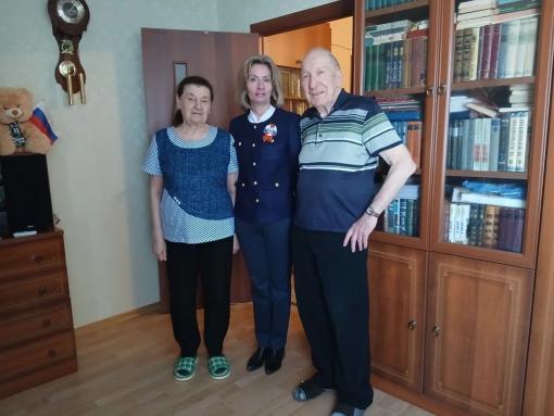 Наталья Мельникова поздравила жителя Пскова Владимира Орлова с Днём Победы