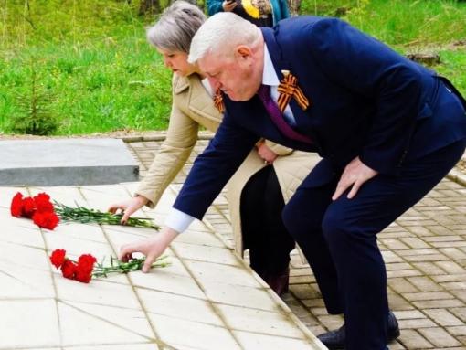Сенатор Алексей Наумец почтил память павших в годы Великой Отечественной войны в Пушкиногорском районе