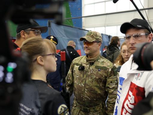 Михаил Ведерников пообщался с ветеранами СВО на международных состязаниях «Время героев»