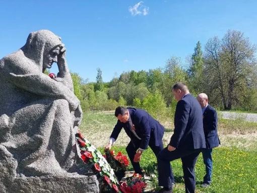 В Порховском районе почтили память жителей деревни Красуха