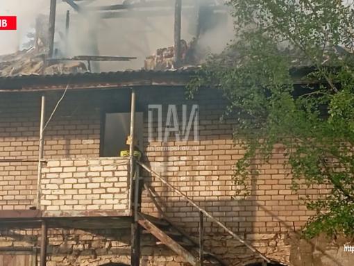 Жилой дом загорелся в Порхове