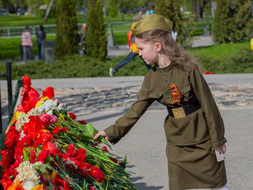 Цветы к 19 мемориалам и воинским захоронениям возложат в Пскове 8 мая