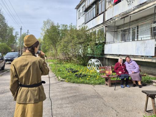 Мини-концерты прошли у домов ветеранов в Плюсском районе