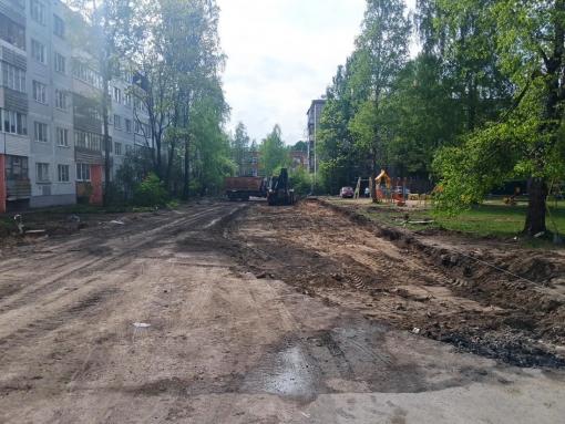 Двор на Алтаева, 8 в Пскове приводят в порядок по нацпроекту