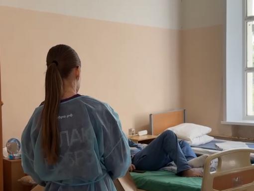 Псковские волонтёры приехали в госпиталь поздравить ветеранов СВО с Днём Победы