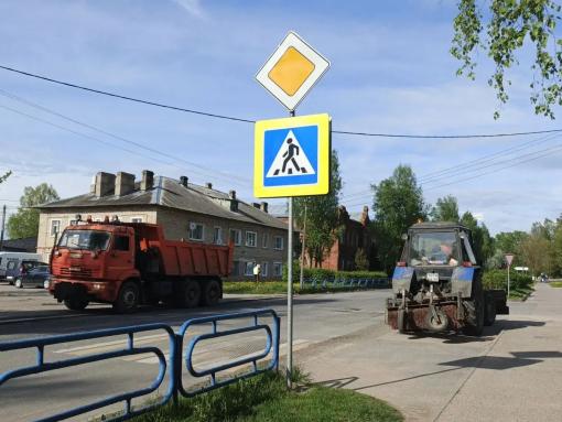 Асфальт и замена освещения: в Бежаницах продолжают ремонт дороги на Смольной