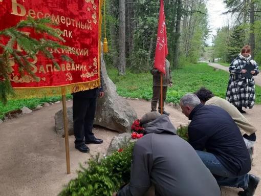 Музейщики Пушкинского заповедника прошествовали к Могиле Неизвестного Солдата и исполнили песню «День Победы»