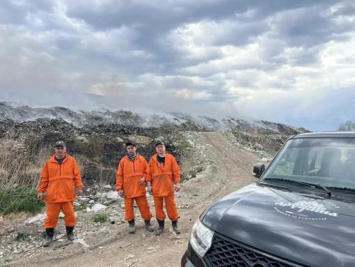 Дружинники помогают тушить пожар на мусорном полигоне в Порховском районе