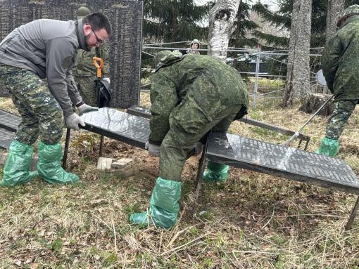 Сотрудники следственного управления благоустроили воинское захоронение в Псковском округе