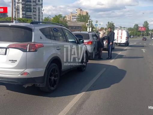 17-летняя девушка пострадала при столкновении трёх автомобилей на улице Чудской в Пскове