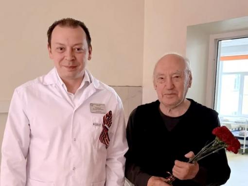 Ветеранов ВОВ навестил главный врач Псковской областной больницы