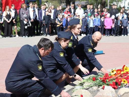 Цветы к памятнику «Танк Т-34» возложили в Пскове в преддверии Дня Победы