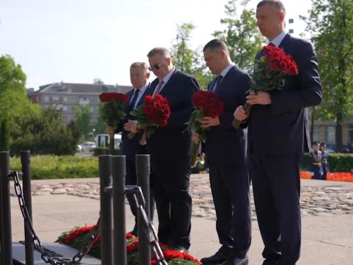 Российские и белорусские официальные лица возложили цветы к Могиле Неизвестного Солдата в Пскове