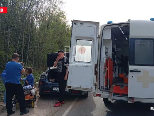 Три человека пострадали в ДТП в Дновском округе