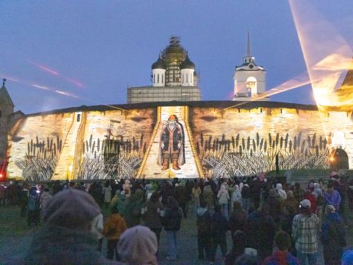 В Псковском кремле завершились показы спектакля «Сказки народов России»