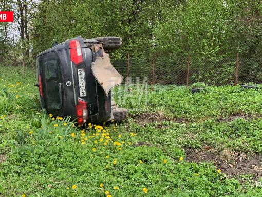 Автомобиль вылетел в огород и перевернулся после ДТП в Псковском районе
