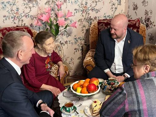 Глава Пскова Борис Елкин поздравил партизанку и бывшую узницу концлагеря с Днём Победы