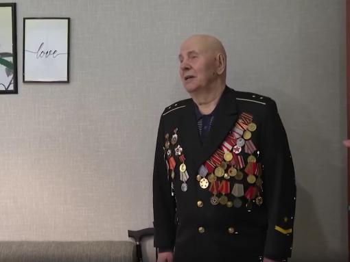 Михаил Ведерников поздравил с Днём Победы 98-летнего ветерана, переехавшего в Псков из Латвии