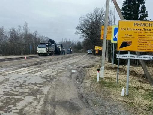 Старое покрытие фрезеруют на дороге Великие Луки – Усвяты