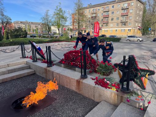 Сотрудники СК возложили цветы к Могиле Неизвестного Солдата в Пскове