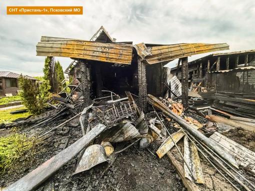 Несколько домов, баня и трактор сгорели в Псковской области за выходные