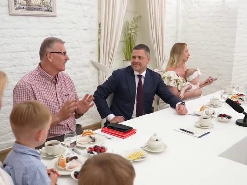Михаил Ведерников обсудил с семьями переселенцев из Канады и Ирландии вопросы адаптации