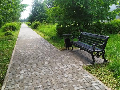 В посёлке Дедовичи благоустроили пешеходную зону