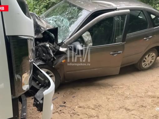 Водителя зажало в салоне автомобиля после ДТП в Опочецком округе