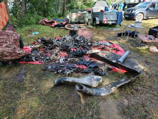 Фрагменты бомбардировщика Пе-2 подняли из озера в Псковской области