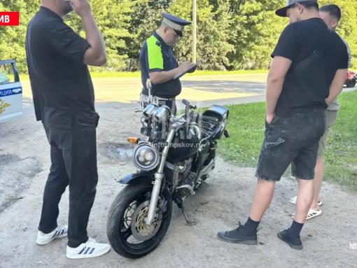 ДТП с мотоциклом произошло в Великих Луках: пострадавшего госпитализировали