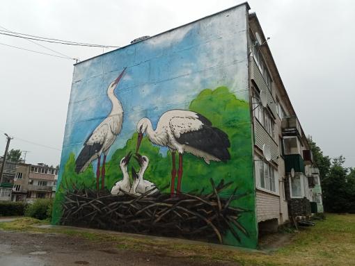 В Красногородске появился мурал «Семья аистов»