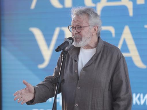 Андрей Ургант назвал семью главной радостью в жизни