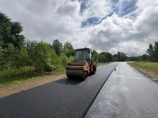 На трассе Кокорево – Павы в Порховском районе завершается укладка асфальта